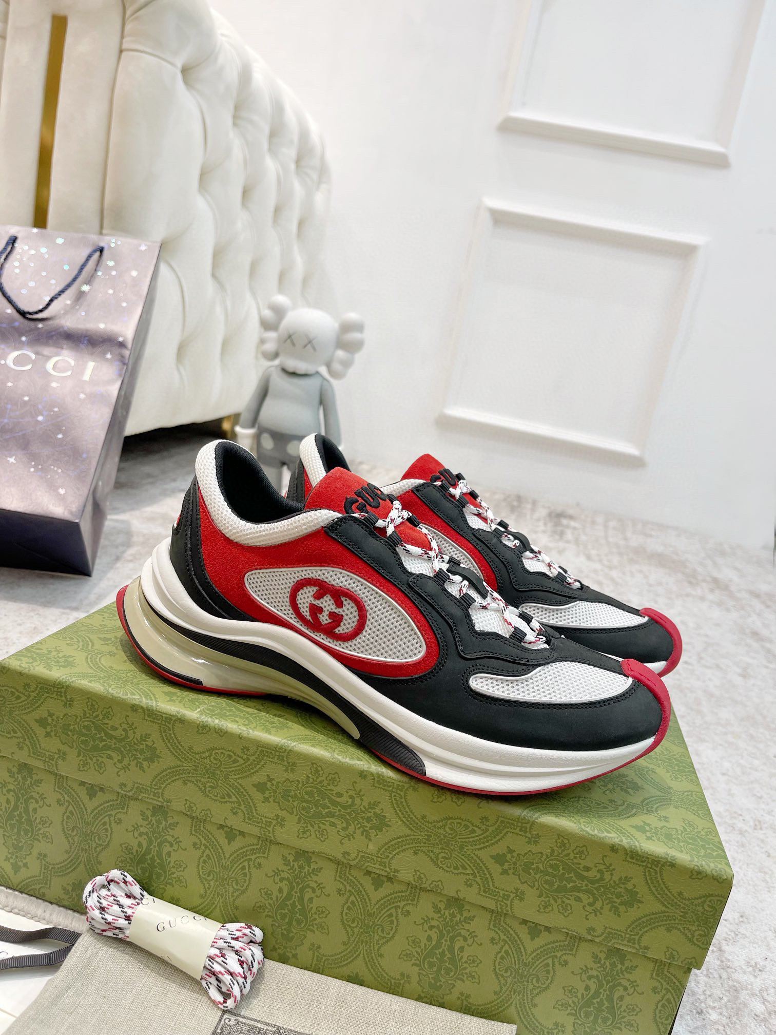 WOMEN'S GUCCI RUN SNEAKER