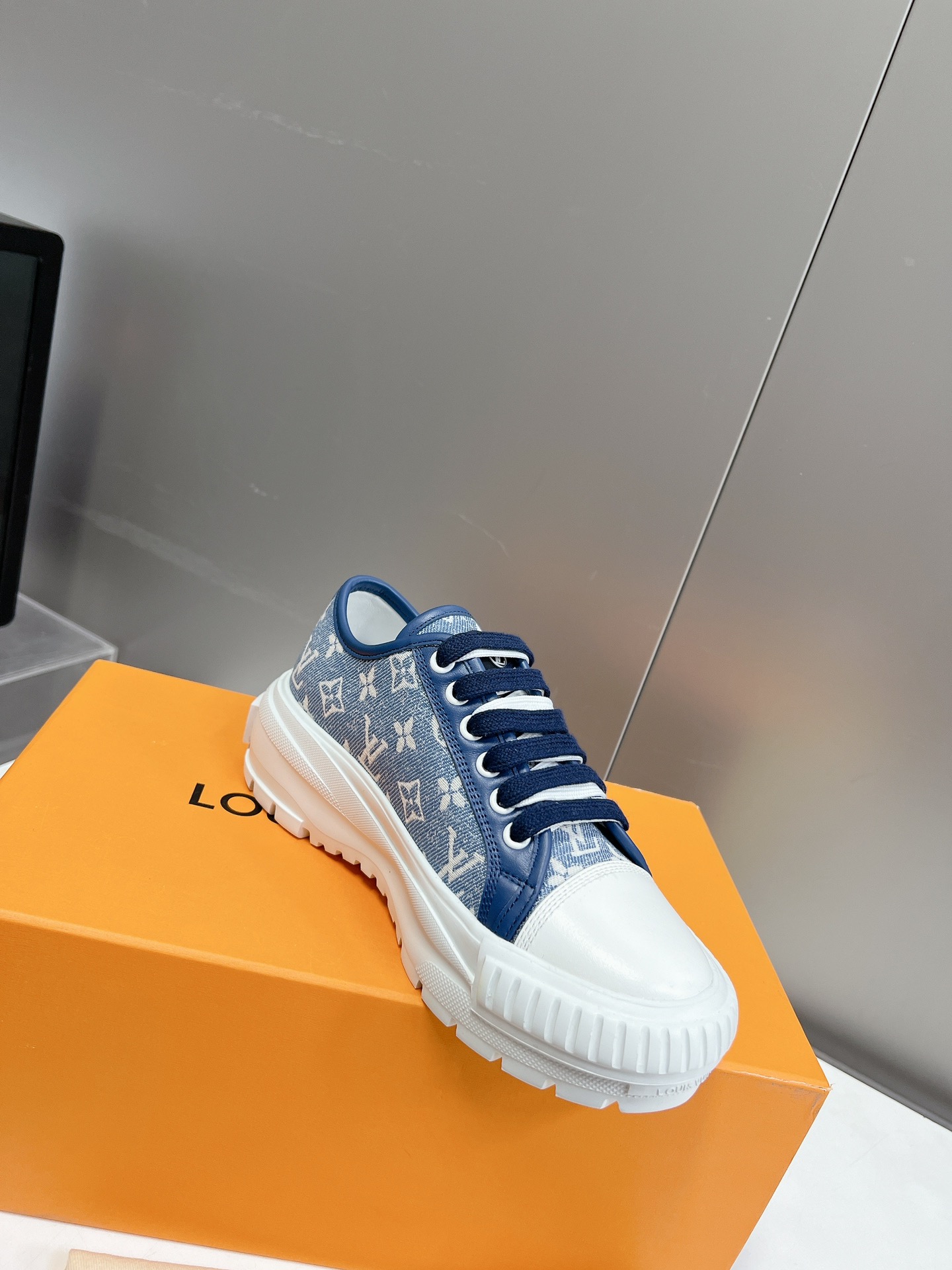 LOUIS VUITTON SNEAKERS