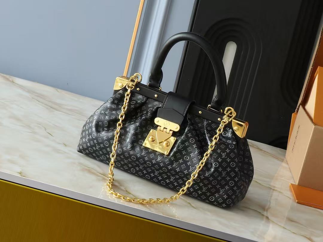 LV Clutch Handbags