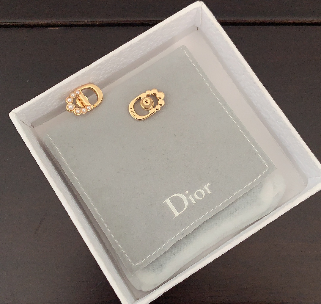 DIOR Ear studs