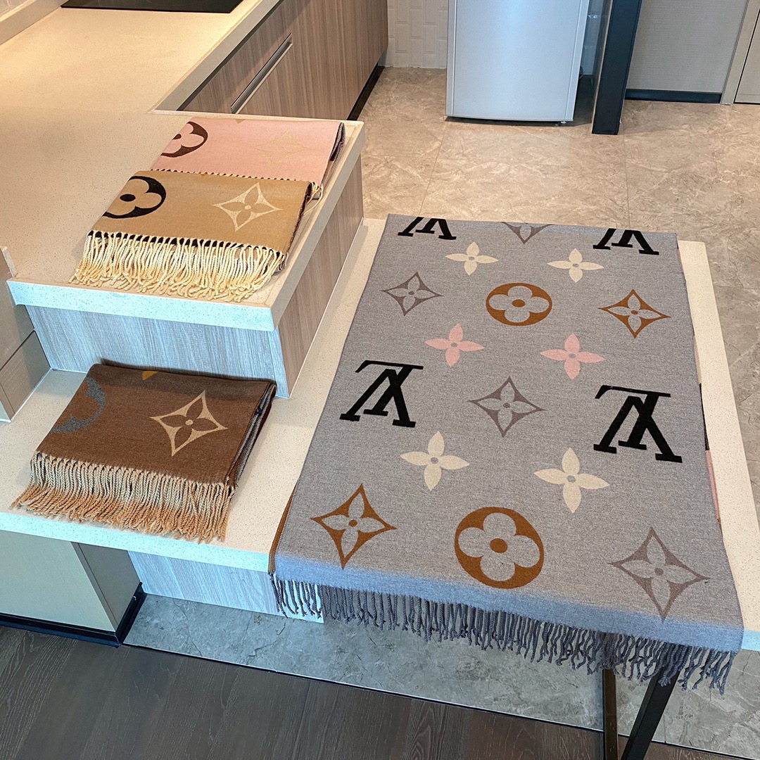 LV scarf
