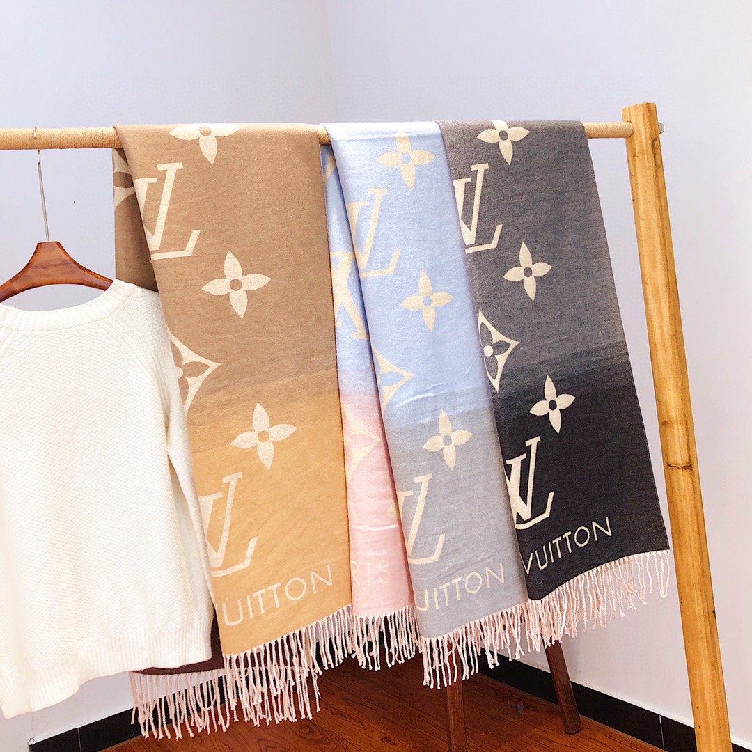 LV scarf