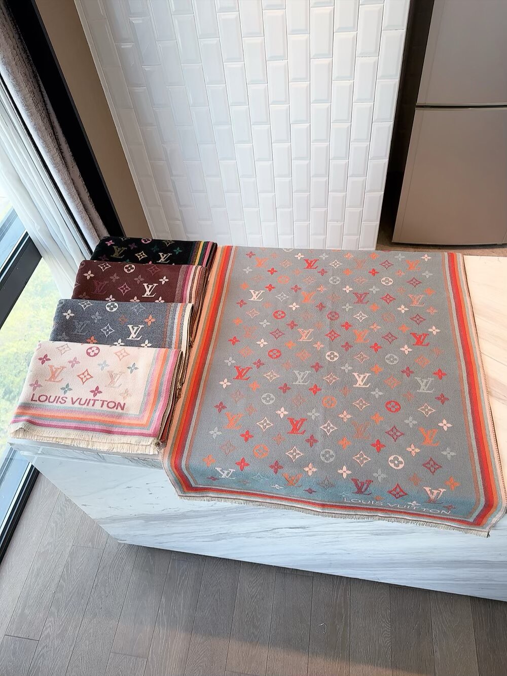 LV scarf
